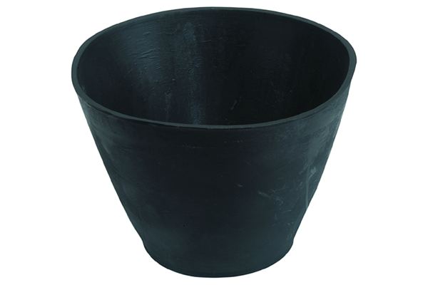 Gipserbecher aus schwarzem Gummi